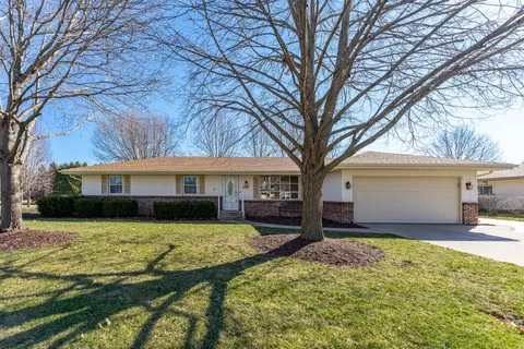 4961 Apollo Dr, Machesney Park, IL 61115