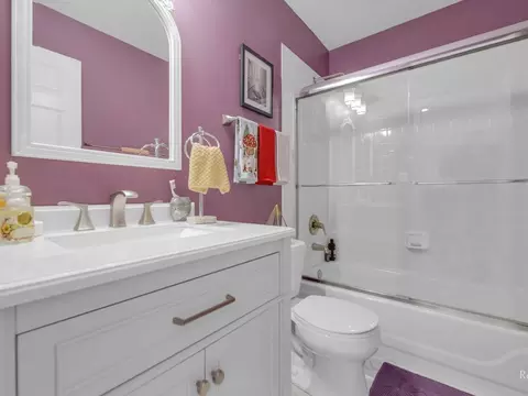 Bath - 114 Commons Ct, Wheeling, IL 60090 photo 5 of 5