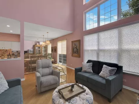 Living - 114 Commons Ct, Wheeling, IL 60090 photo 6 of 8