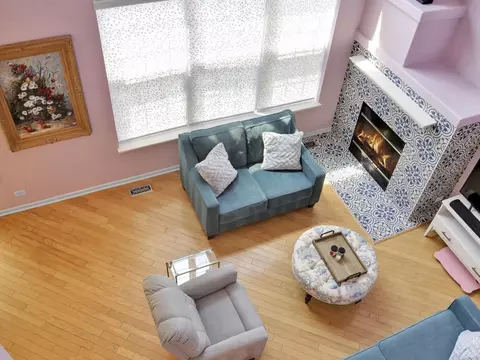 Living - 114 Commons Ct, Wheeling, IL 60090 photo 7 of 8
