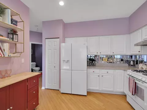 Kitchen - 114 Commons Ct, Wheeling, IL 60090 photo 2 of 2