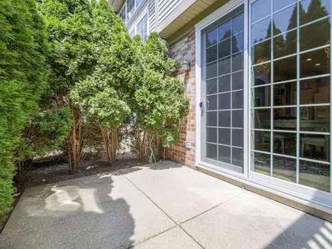 Exterior - 114 Commons Ct, Wheeling, IL 60090 photo 2 of 2