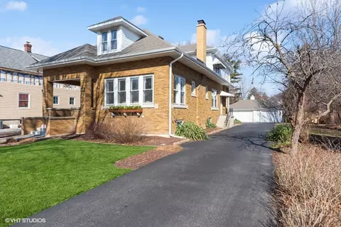 148 W Lincoln Ave, Libertyville, IL 60048