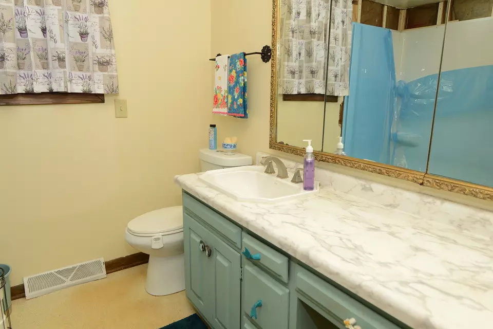 Bath - 3604 Oak Knoll Rd, Crystal Lake, IL 60012 photo 1 of 2