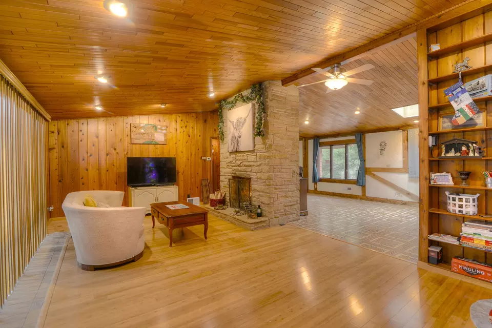 Living - 3604 Oak Knoll Rd, Crystal Lake, IL 60012 photo 2 of 4