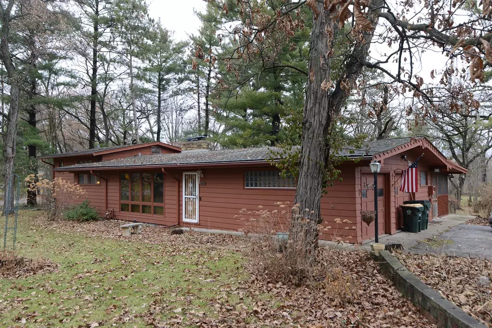 Exterior - 3604 Oak Knoll Rd, Crystal Lake, IL 60012 photo 2 of 24