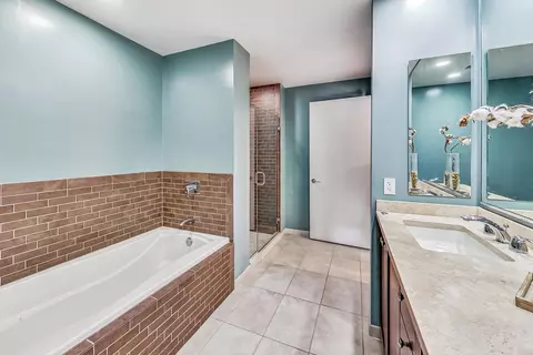 Bath - 60 E Monroe St #3107, Chicago, IL 60603 photo 2 of 4
