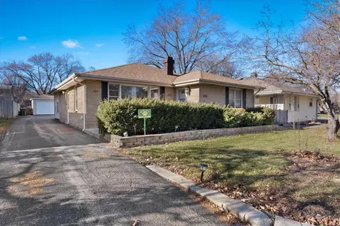 227 N Butterfield Rd, Libertyville, IL 60048