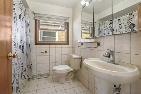 Bath - 417 E 88th Pl, Chicago, IL 60619 photo 1 of 2
