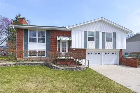 113 S Braintree Dr, Schaumburg, IL 60193