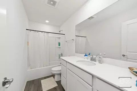 Bath - 1663 Sager Way, Batavia, IL 60510 photo 2 of 2