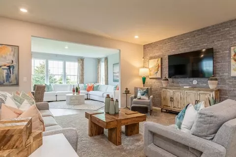 Living - 336 W Point Cir, Algonquin, IL 60102 photo 1 of 5