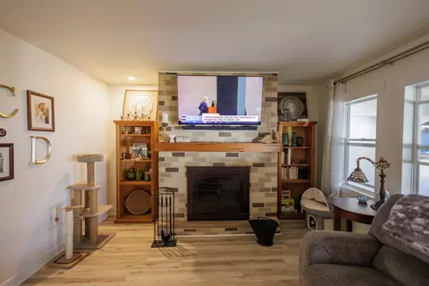 Living - 836 N Main Ave, Kankakee, IL 60901 photo 2 of 4