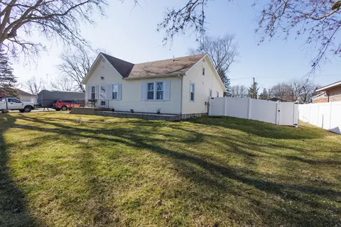 Exterior - 836 N Main Ave, Kankakee, IL 60901 photo 3 of 15