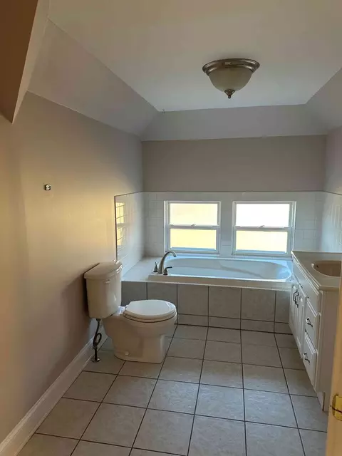 Bath - 418 Elm St, Elgin, IL 60123 photo 2 of 3