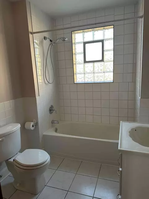 Bath - 418 Elm St, Elgin, IL 60123 photo 1 of 3