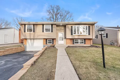65 Birch Trl, Wheeling, IL 60090