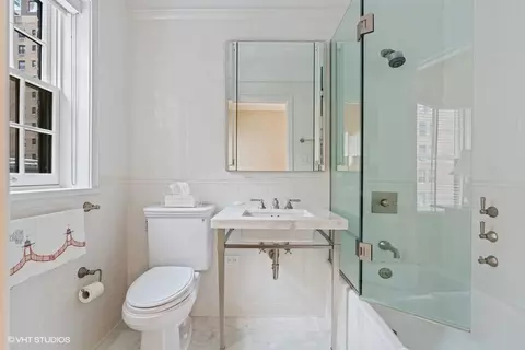Bath - 230 E Delaware Pl #7W, Chicago, IL 60611 photo 2 of 3