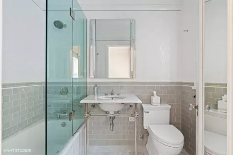 Bath - 230 E Delaware Pl #7W, Chicago, IL 60611 photo 1 of 3