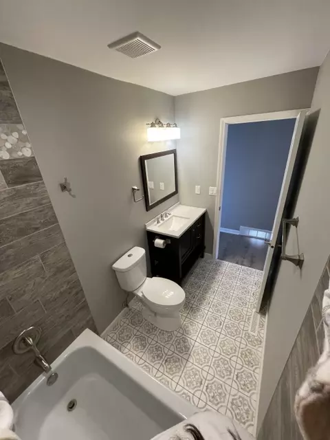 Bath - 4404 Elmleaf Dr, Mchenry, IL 60051 photo 2 of 7