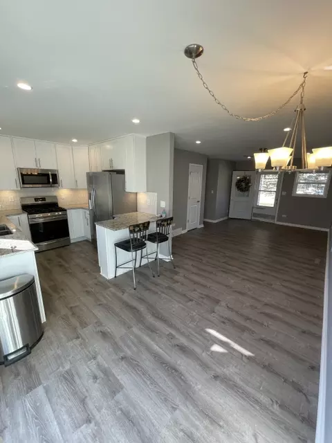 Living - 4404 Elmleaf Dr, Mchenry, IL 60051 photo 2 of 2
