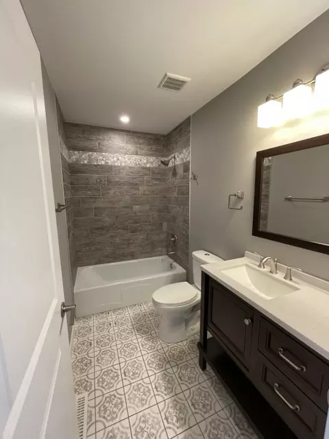 Bath - 4404 Elmleaf Dr, Mchenry, IL 60051 photo 1 of 7