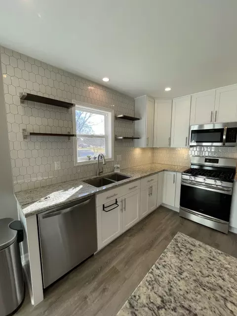 Kitchen - 4404 Elmleaf Dr, Mchenry, IL 60051 photo 2 of 3