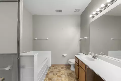 Bath - 1400 Westhampton Dr #1400, Plainfield, IL 60586 photo 1 of 3