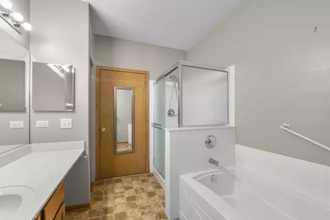 Bath - 1400 Westhampton Dr #1400, Plainfield, IL 60586 photo 2 of 3