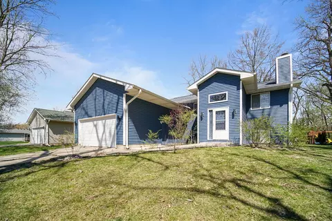 2511 SE Candlewick Dr, Poplar Grove, IL 61065