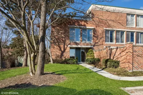 2010 Arbor Ln, Northfield, IL 60093