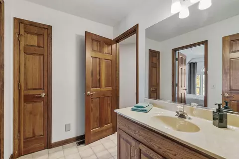 Bath - 2010 Stonebridge Ct, Wheaton, IL 60189 photo 4 of 5