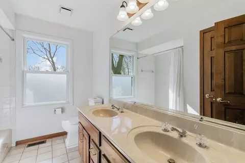 Bath - 2010 Stonebridge Ct, Wheaton, IL 60189 photo 1 of 5