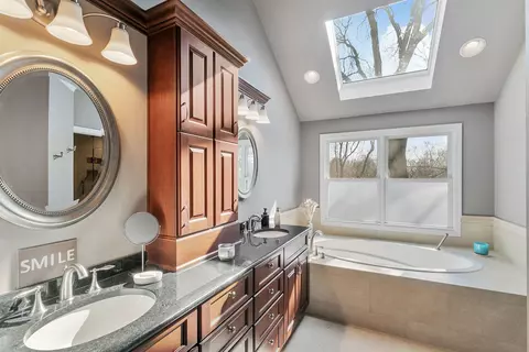 Bath - 2010 Stonebridge Ct, Wheaton, IL 60189 photo 2 of 5