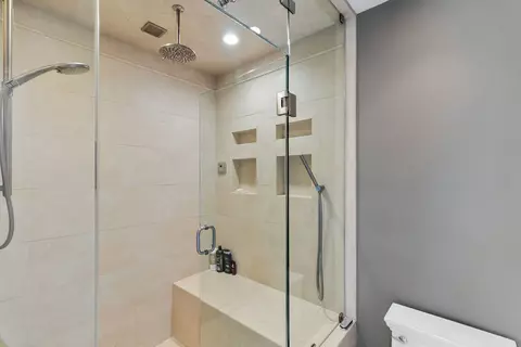 Bath - 2010 Stonebridge Ct, Wheaton, IL 60189 photo 3 of 5