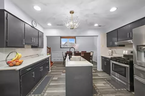 Kitchen - 5315 State Rd, Burbank, IL 60459 photo 3 of 4