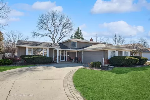 325 E Carpenter Dr, Palatine, IL 60067