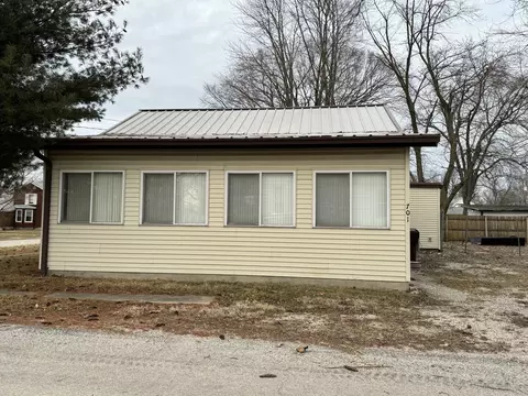 701 E Julia St, Clinton, IL 61727