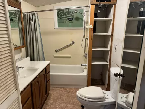 Bath - 701 E Julia St, Clinton, IL 61727 photo 2 of 3