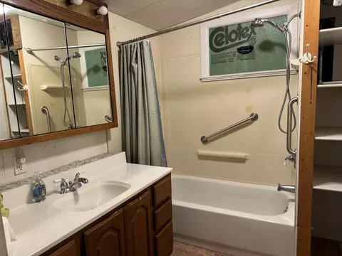 Bath - 701 E Julia St, Clinton, IL 61727 photo 3 of 3