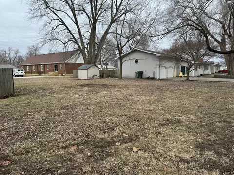 Exterior - 701 E Julia St, Clinton, IL 61727 photo 5 of 5