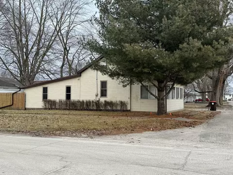Exterior - 701 E Julia St, Clinton, IL 61727 photo 2 of 5