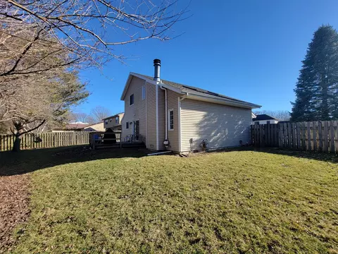 Exterior - 1514 Devonshire Dr, Champaign, IL 61821 photo 7 of 9