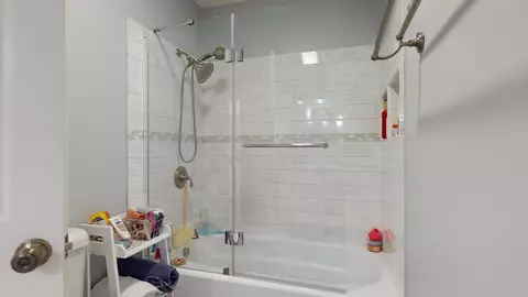 Bath - 1514 Devonshire Dr, Champaign, IL 61821 photo 3 of 4