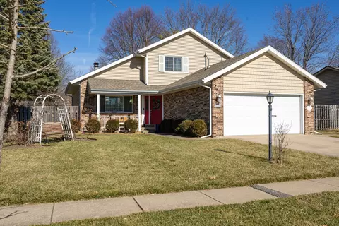 Exterior - 1514 Devonshire Dr, Champaign, IL 61821 photo 2 of 9