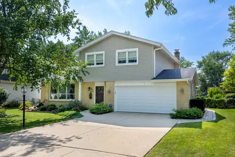 1614 N Burning Bush Ln, Mount Prospect, IL 60056
