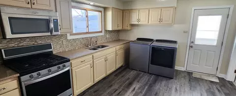 Kitchen - 15219 Hamlin Ave, Midlothian, IL 60445 photo 1 of 3