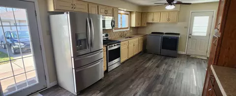 Kitchen - 15219 Hamlin Ave, Midlothian, IL 60445 photo 3 of 3