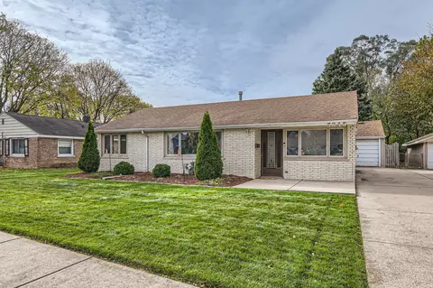 5045 Oak Center Dr, Oak Lawn, IL 60453