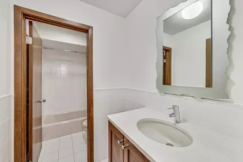 Bath - 1333 Maple Ave #3A, Evanston, IL 60201 photo 2 of 2